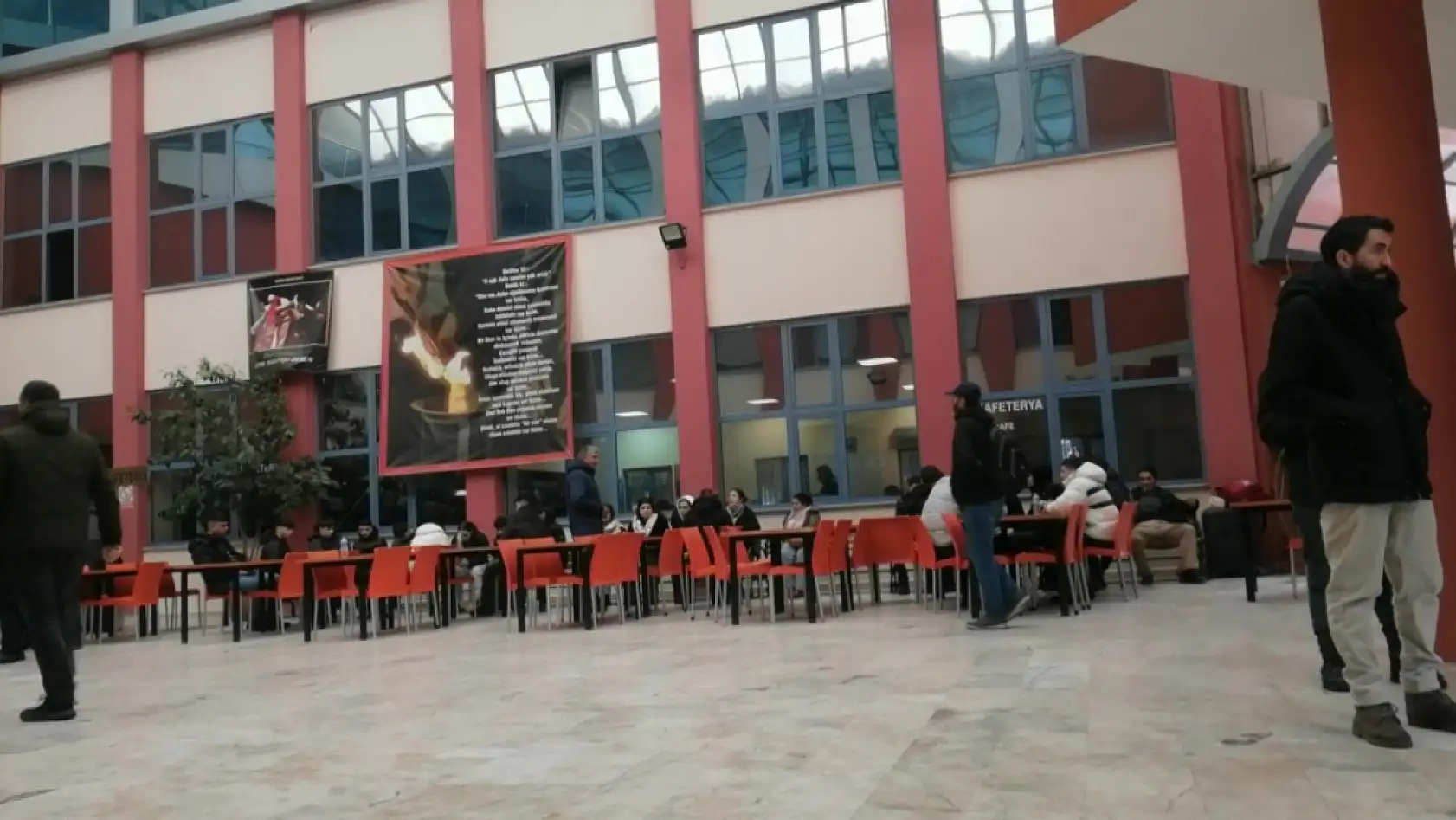 19 yaşındaki genç sokak ortasında öldürüldü