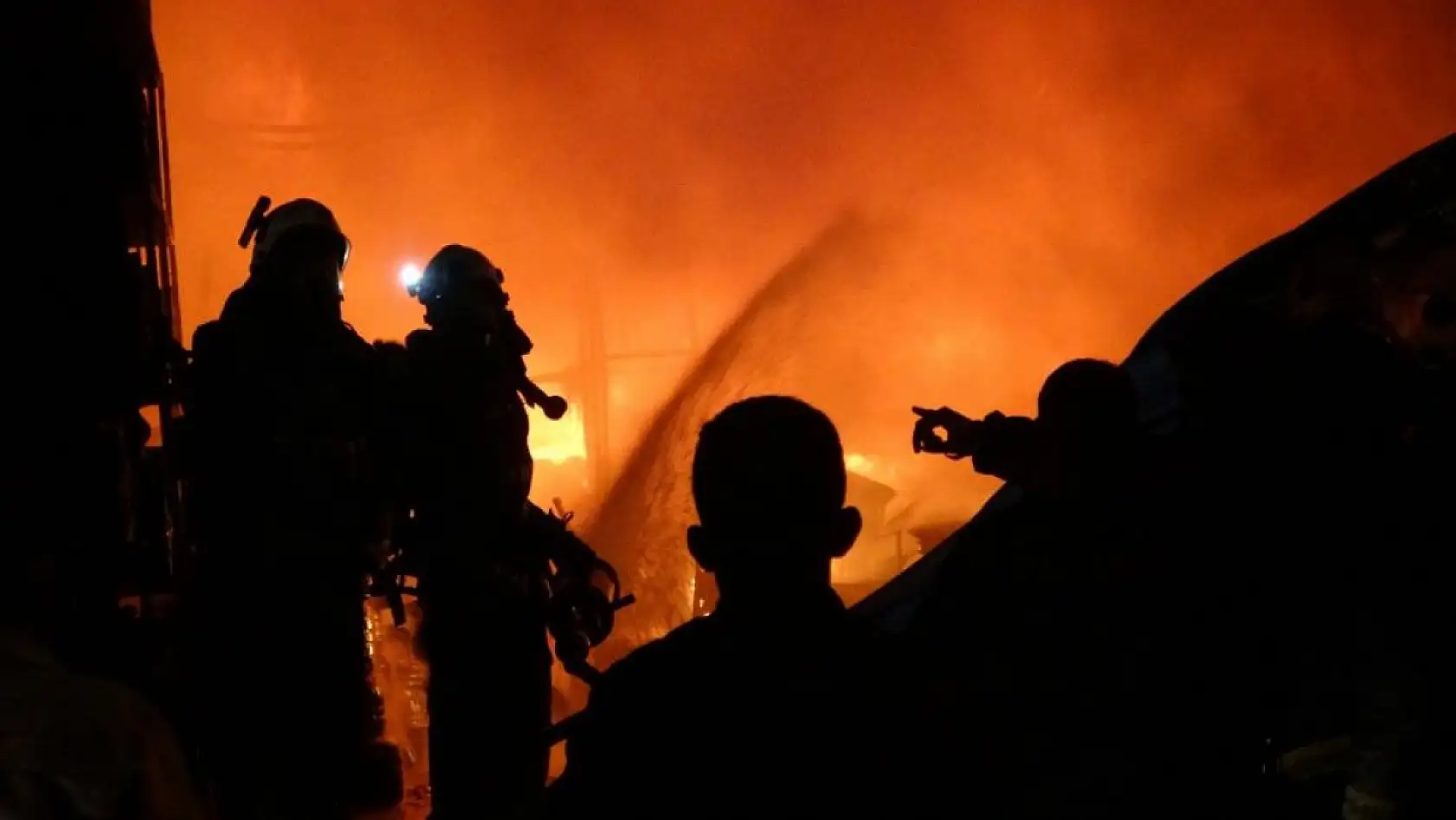 Antalya'da sanayi sitesinde korkutan yangın! Ekiplerin 3 saatlik müdahalesi ile söndürüldü