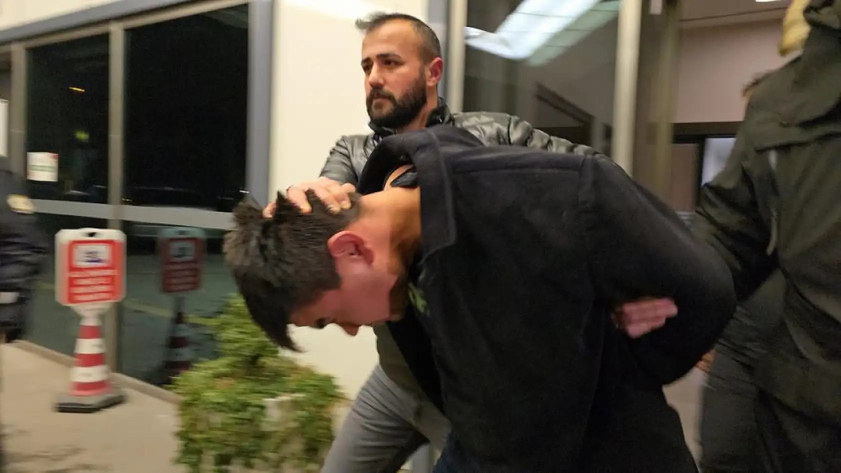 Kan donduran cinayet: Çocukların gözü önünde kardeşi ve yengesini silahla vurarak öldürdü