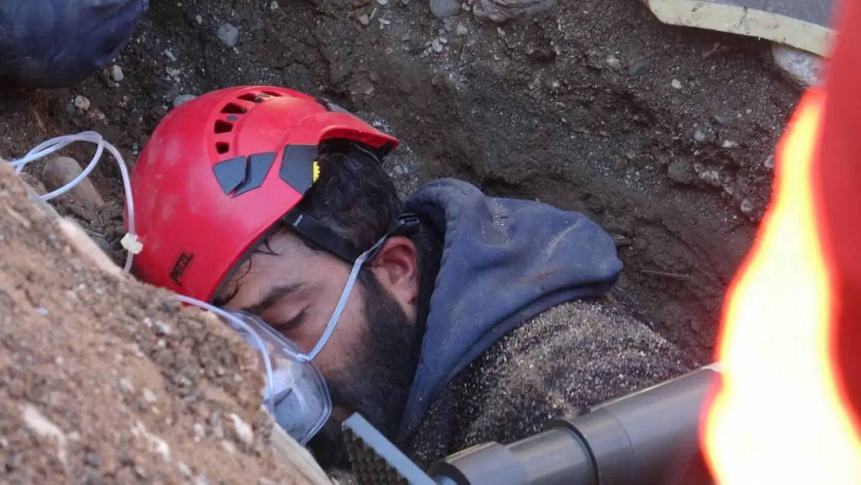 Antalya'da Altyapı Çalışmasında Felaket! İşçi Toprak Altında Kaldı