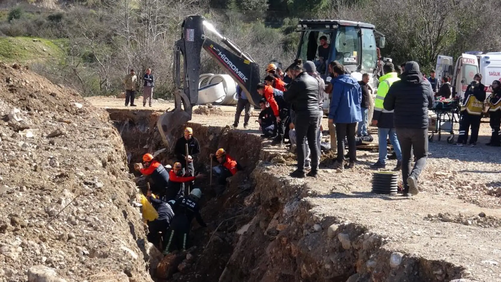 Antalya'da Altyapı Çalışmasında Felaket! İşçi Toprak Altında Kaldı