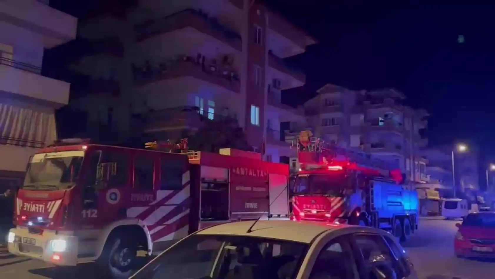 Korkutan yangın! Apartmanda panik dolu anlar