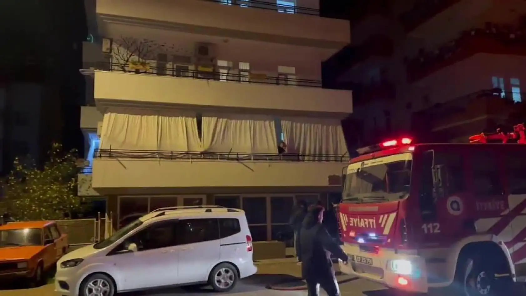 Korkutan yangın! Apartmanda panik dolu anlar