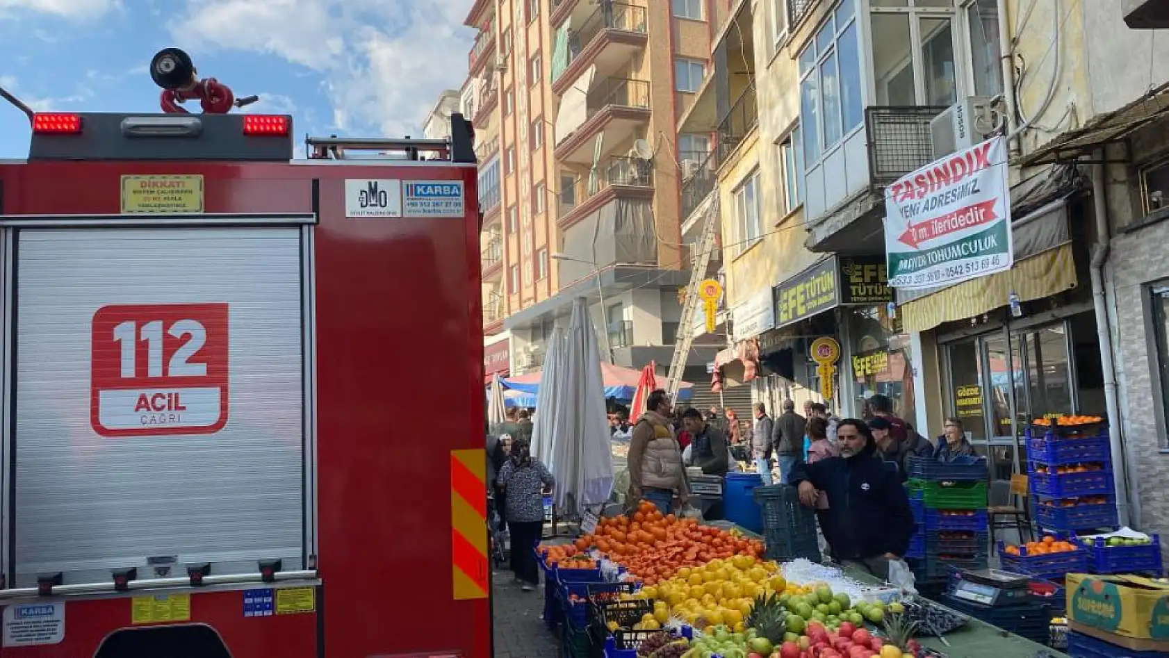 Korkutan ev yangını: Yangında mahsur kalan 3 kişi esnafın yardımıyla kurtarıldı
