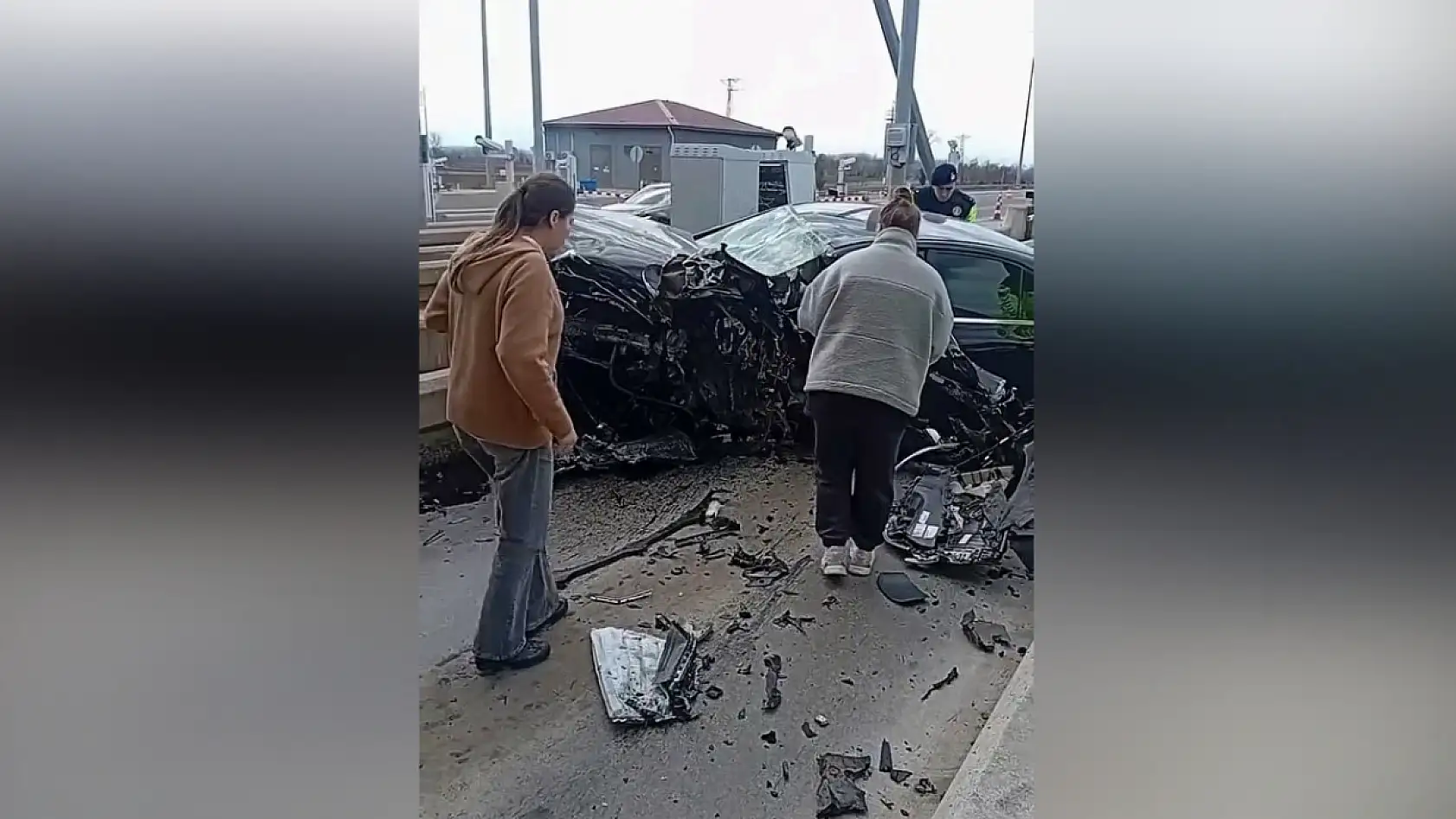 Lüks otomobil, otoyolda gişelere ok gibi saplandı: Karı-koca hayatını kaybetti