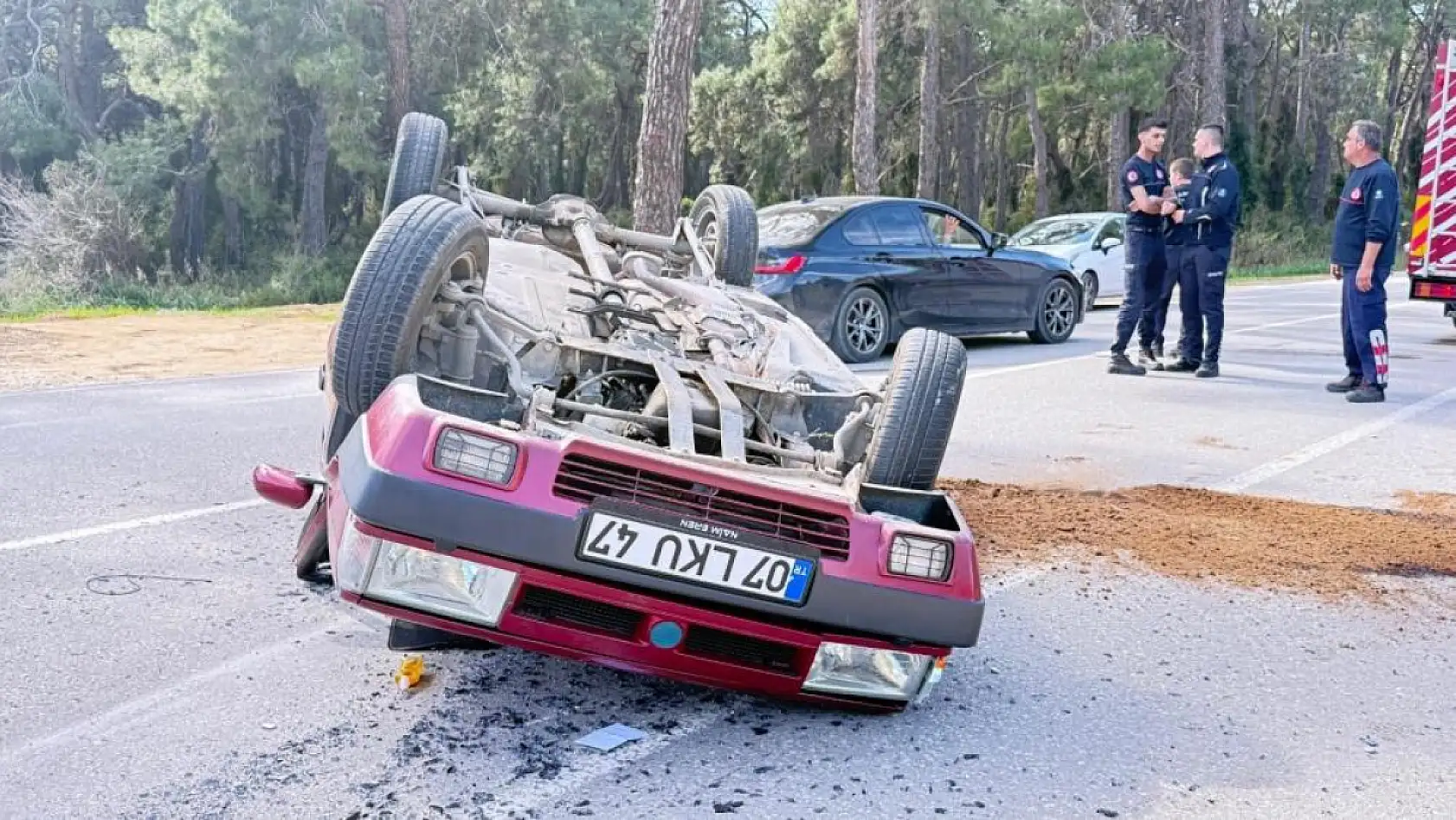 Seyir halindeyken devrilen otomobil takla atıp ters döndü