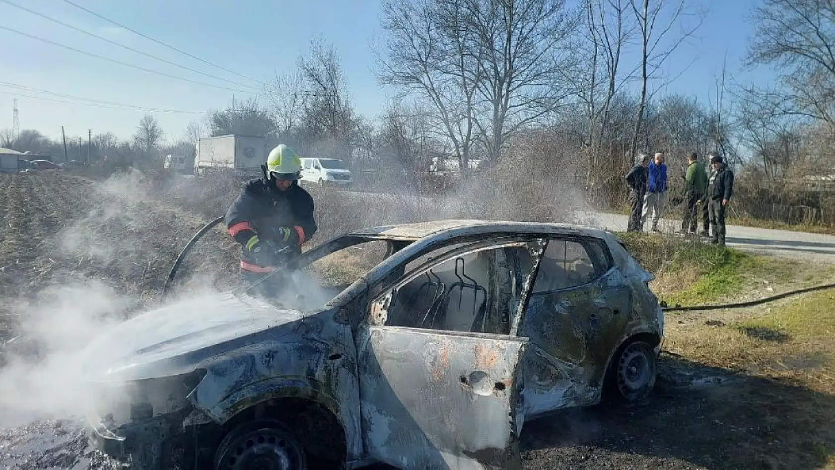 Tarlaya çektiği otomobilde kendini ateşe vermişti: Gençten acı haber geldi