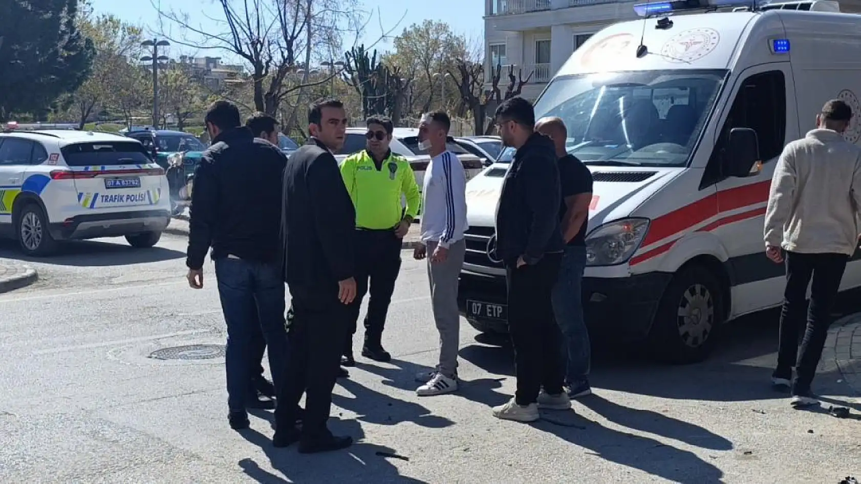 Kaza yapan motosiklet sürücüsü acısını unutup motosikleti kaçırdı, tedavi için yaya olarak geri geldi