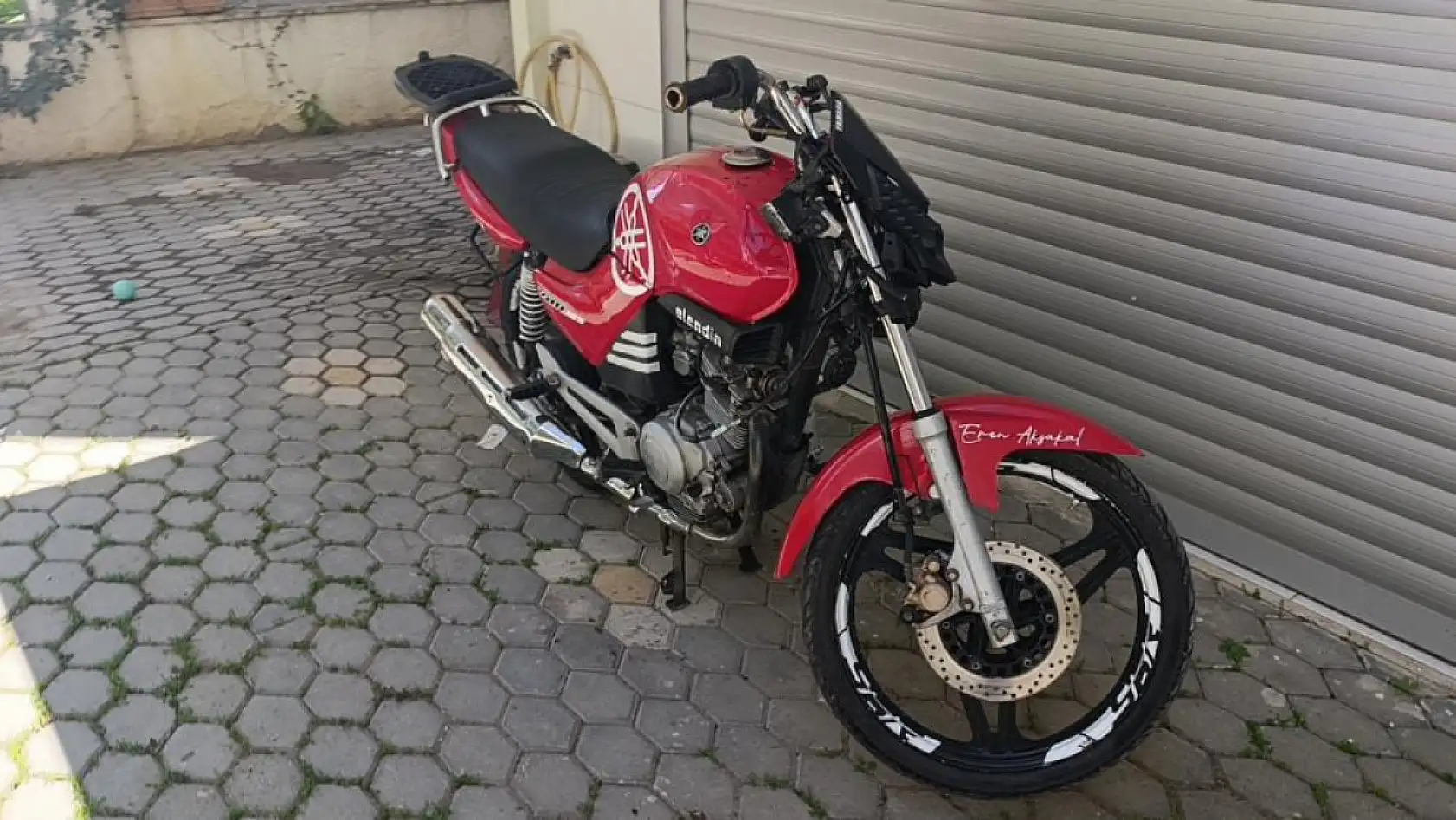 Kaza yapan motosiklet sürücüsü acısını unutup motosikleti kaçırdı, tedavi için yaya olarak geri geldi