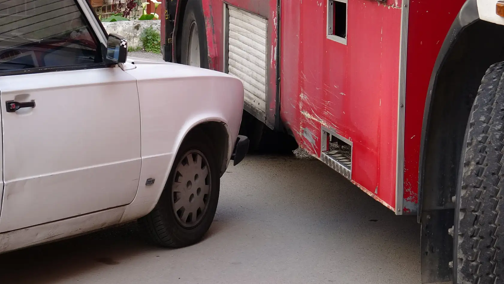 Balkondan merdivenle daireye giren ekipler yaşlı adamı uyurken buldu