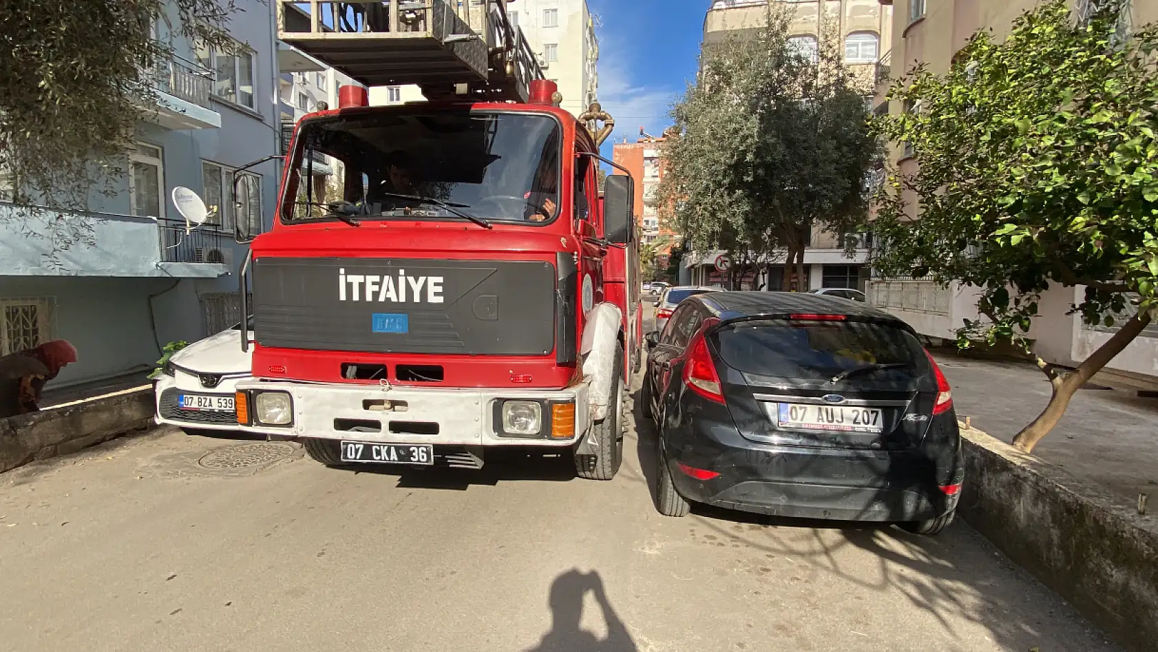 Balkondan merdivenle daireye giren ekipler yaşlı adamı uyurken buldu