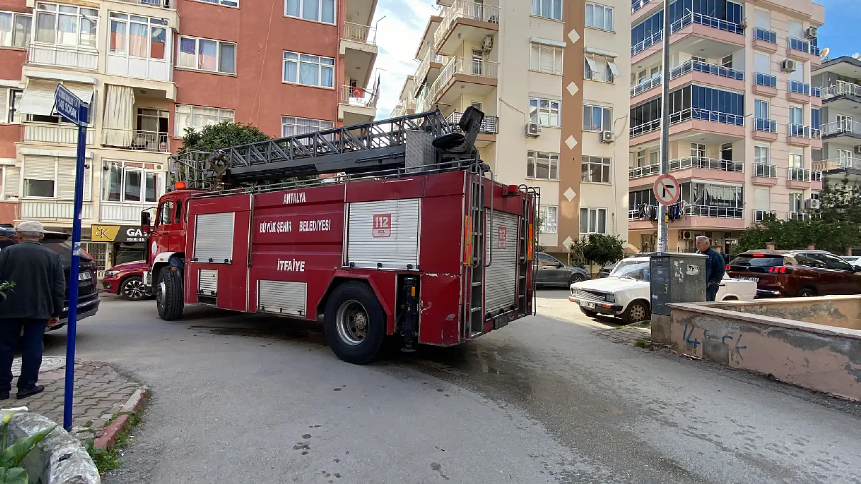 Balkondan merdivenle daireye giren ekipler yaşlı adamı uyurken buldu