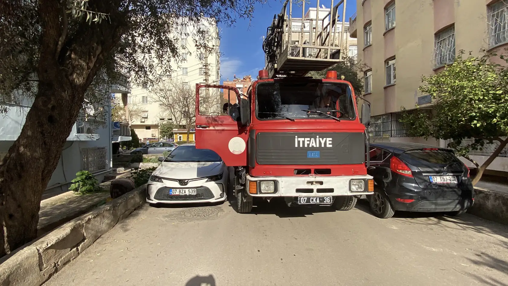 Balkondan merdivenle daireye giren ekipler yaşlı adamı uyurken buldu
