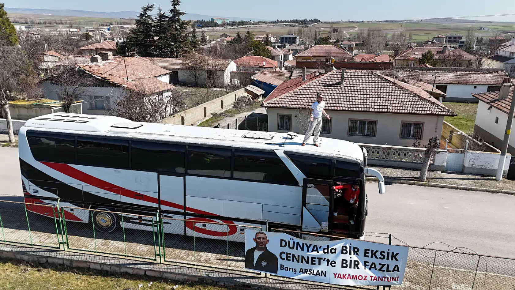 Cezalı kadın teknik direktör, takım otobüsünün üzerinde oyuncularına taktik verdi