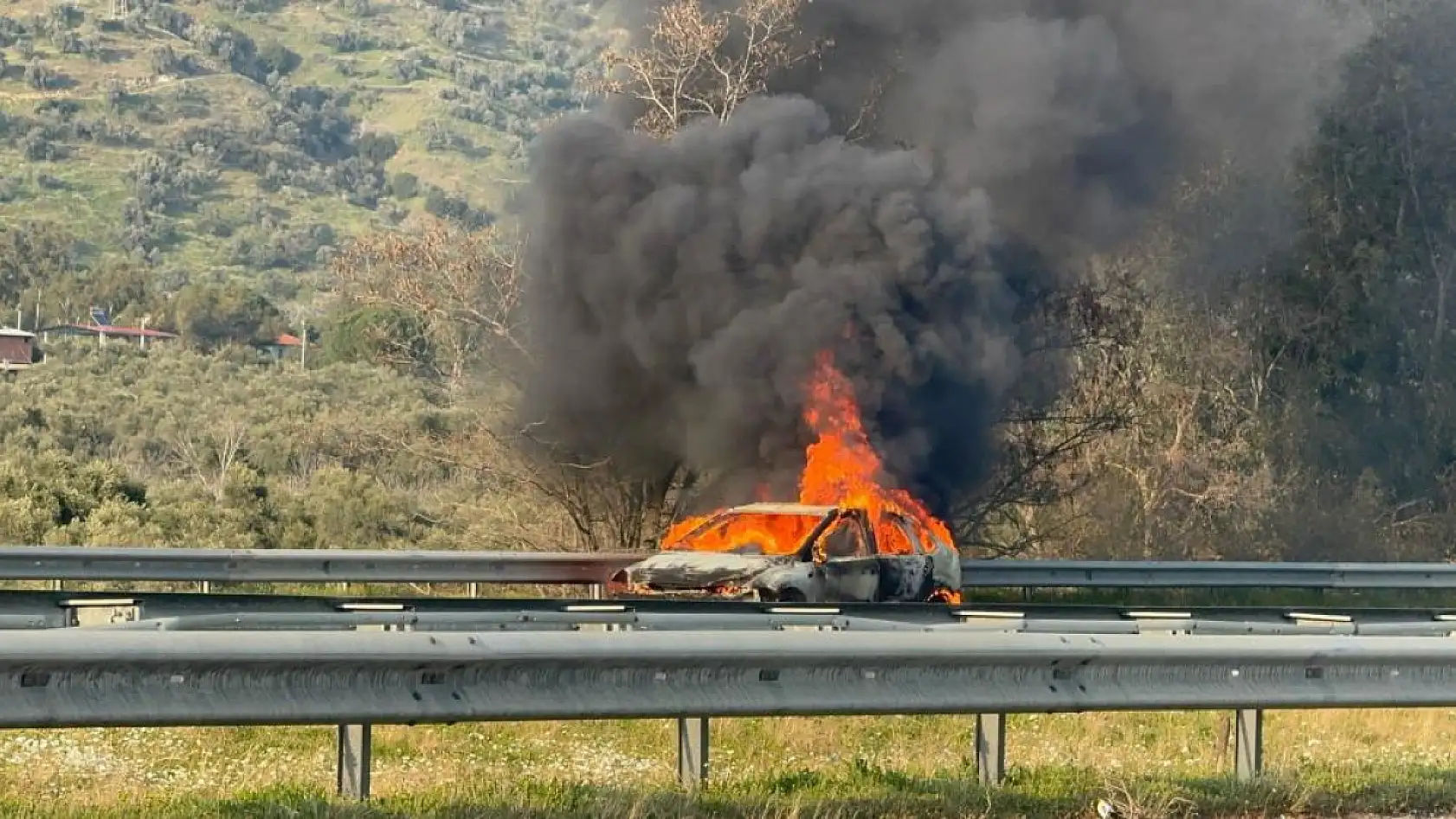 Aydın-İzmir Otoyolu'nda korkutan yangın! Otomobil kullanılamaz hale geldi