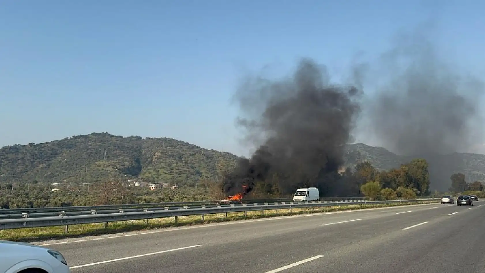 Aydın-İzmir Otoyolu'nda korkutan yangın! Otomobil kullanılamaz hale geldi
