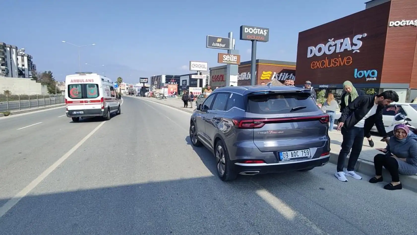 13 yaşındaki çocuk otomobilin çarpmasıyla ağır yaralandı