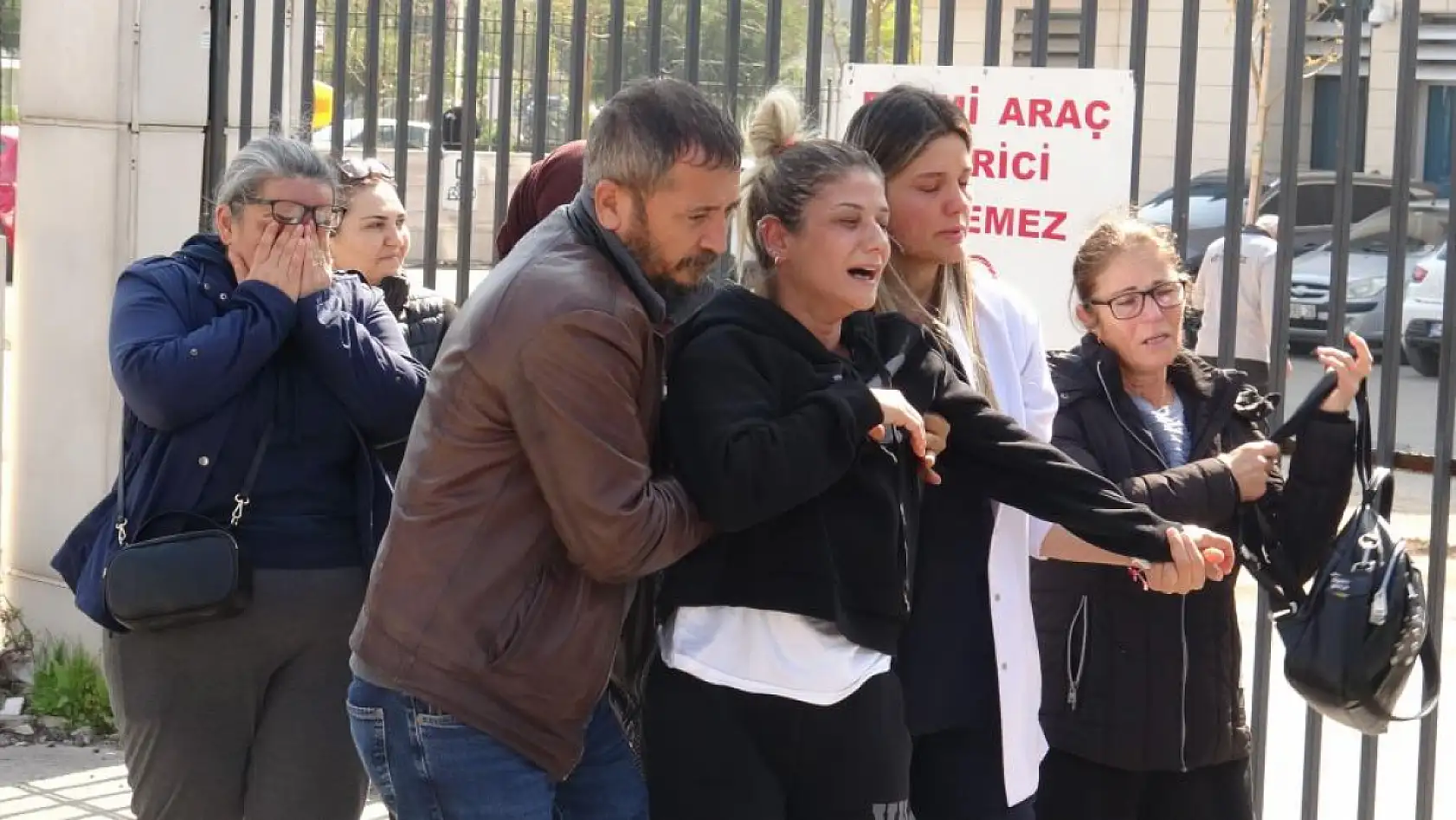 Antalya'da korkunç olay: Acil Tıp Teknisyeni, eşini satırla öldürdü