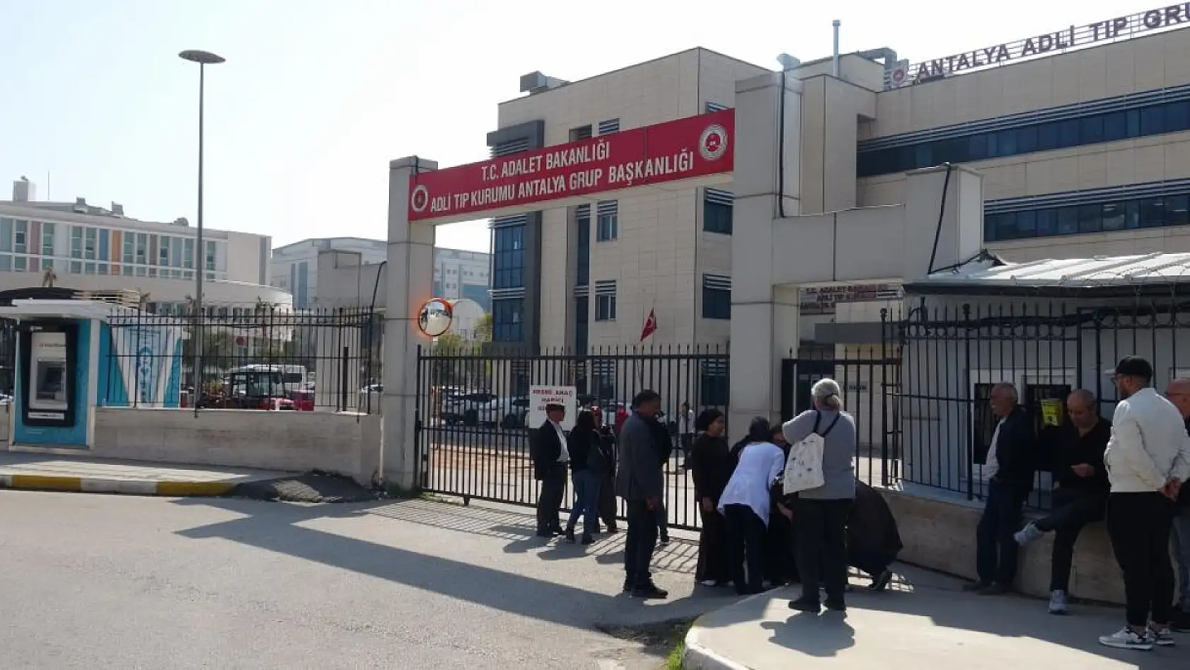 Antalya'da korkunç olay: Acil Tıp Teknisyeni, eşini satırla öldürdü