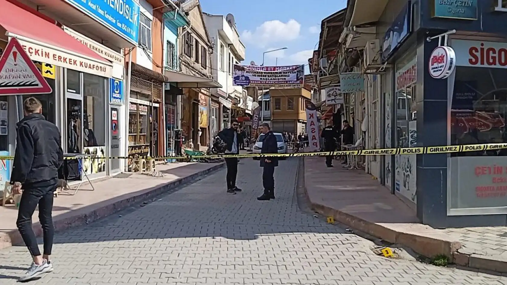 18 yaşındaki genç kavga ettiği şahsı ve kavgayı ayırmaya çalışan 5 kişiyi tüfekle vurdu