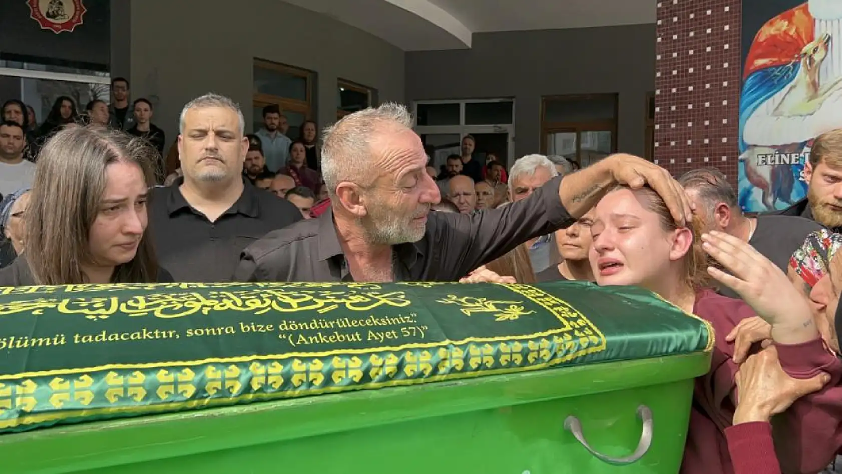 Antalya'da kocası tarafından öldürülen genç hemşire son yolculuğuna uğurlandı