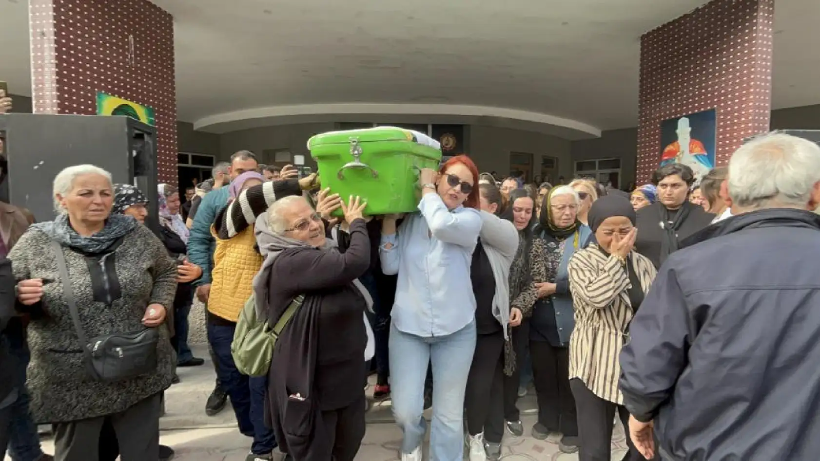 Antalya'da kocası tarafından öldürülen genç hemşire son yolculuğuna uğurlandı