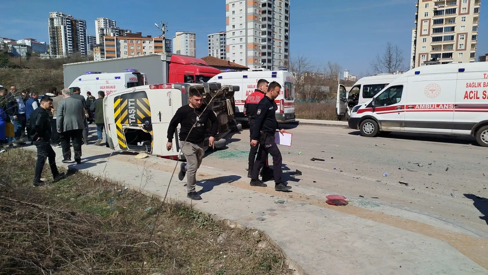 Öğrenci servisi ile hafif ticari araç çarpıştı: 10 yaralı