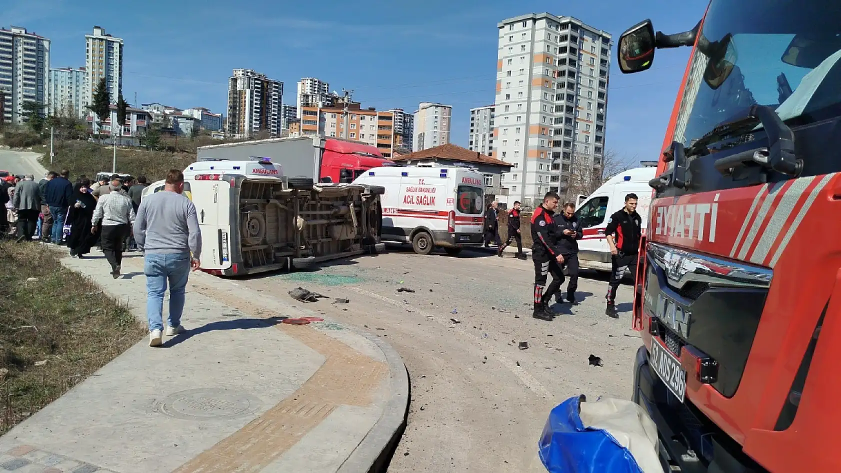 Öğrenci servisi ile hafif ticari araç çarpıştı: 10 yaralı