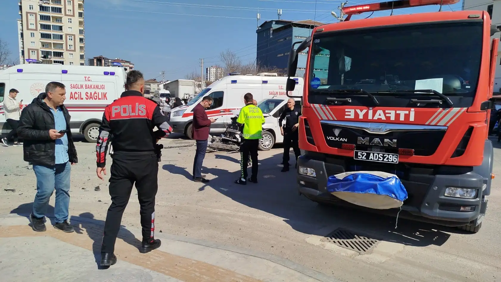 Öğrenci servisi ile hafif ticari araç çarpıştı: 10 yaralı