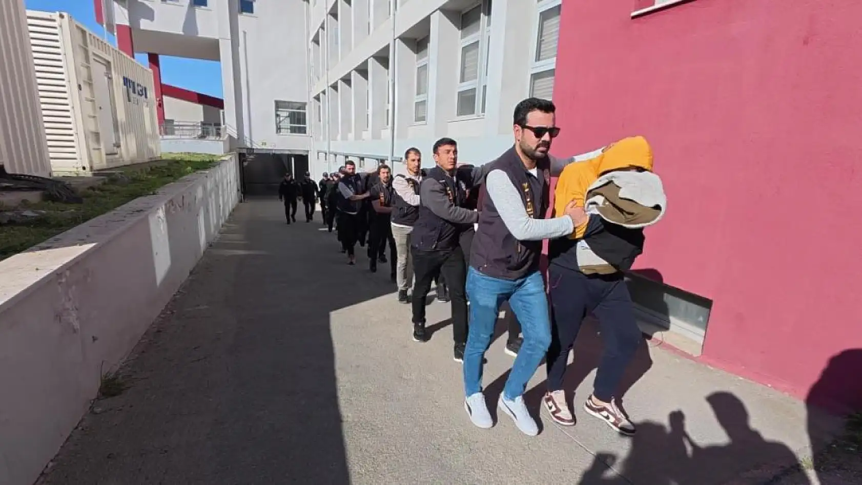 Aylık 2 milyon 400 bin dolar çeviren yasa dışı bahis çetesi çökertildi: 13 tutuklama