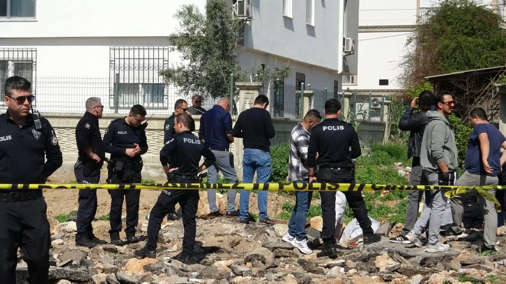 Cezaevinden izinli çıkan genç kadın boş arazide ölü bulundu