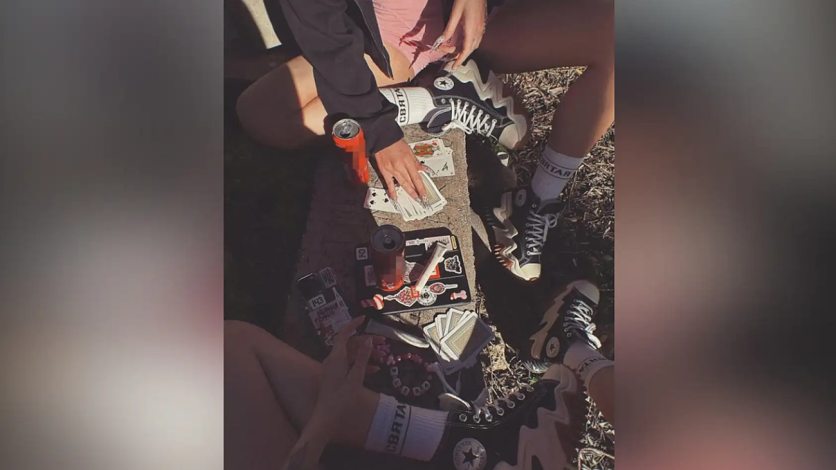 Antalya'da mezarlıkta iskambil oynayan yabancı uyruklu genç kızlar Türkiye'yi terk etti