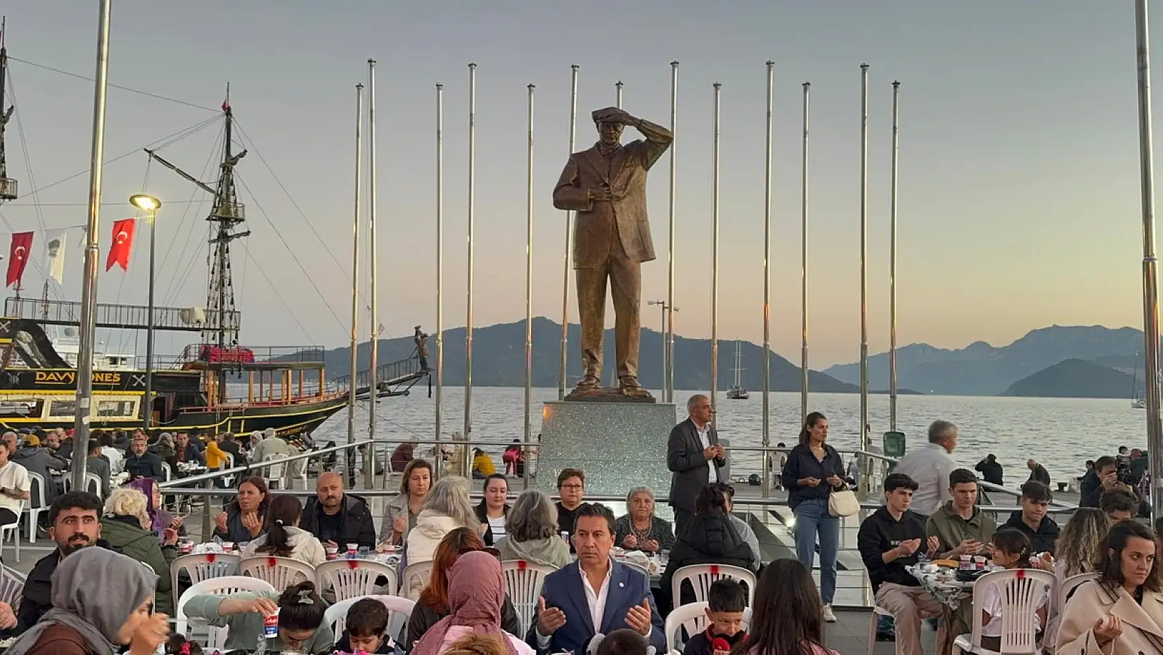 Başkan Aras ve Başkan Ünlü, Marmaris'te binlerce kişiyle iftar yaptı