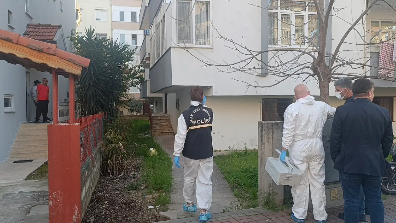 10 gündür haber alınamayan fotoğrafçı evinin balkonunda ölü bulundu