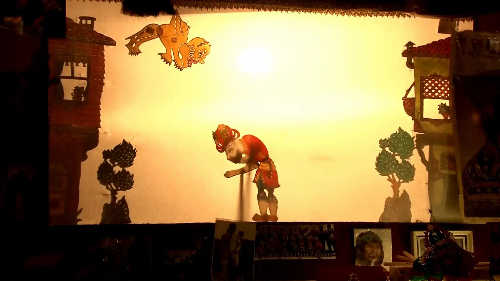 Karagöz ve Hacivat'a ömrünü adadı, gölge oyunlarını gelecek nesillere aktarıyor