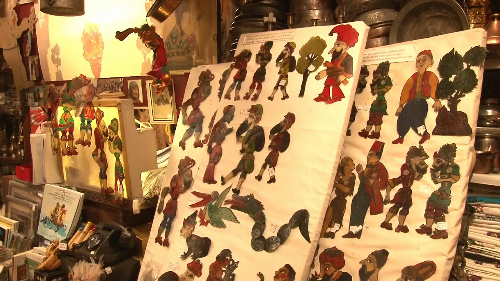 Karagöz ve Hacivat'a ömrünü adadı, gölge oyunlarını gelecek nesillere aktarıyor