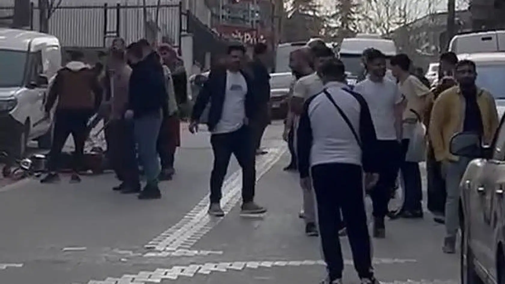 Motosikletiyle kavga edenlerin arasına daldı