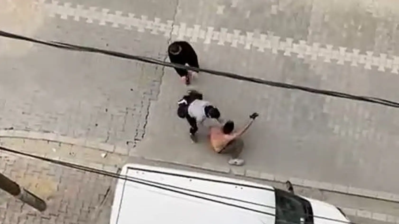Motosikletiyle kavga edenlerin arasına daldı