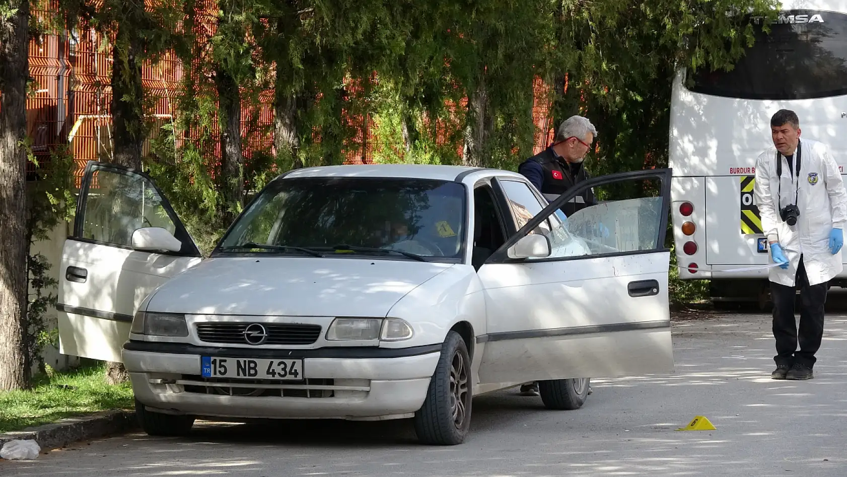 Belediye personeli aracında silahla vurulmuş olarak bulundu