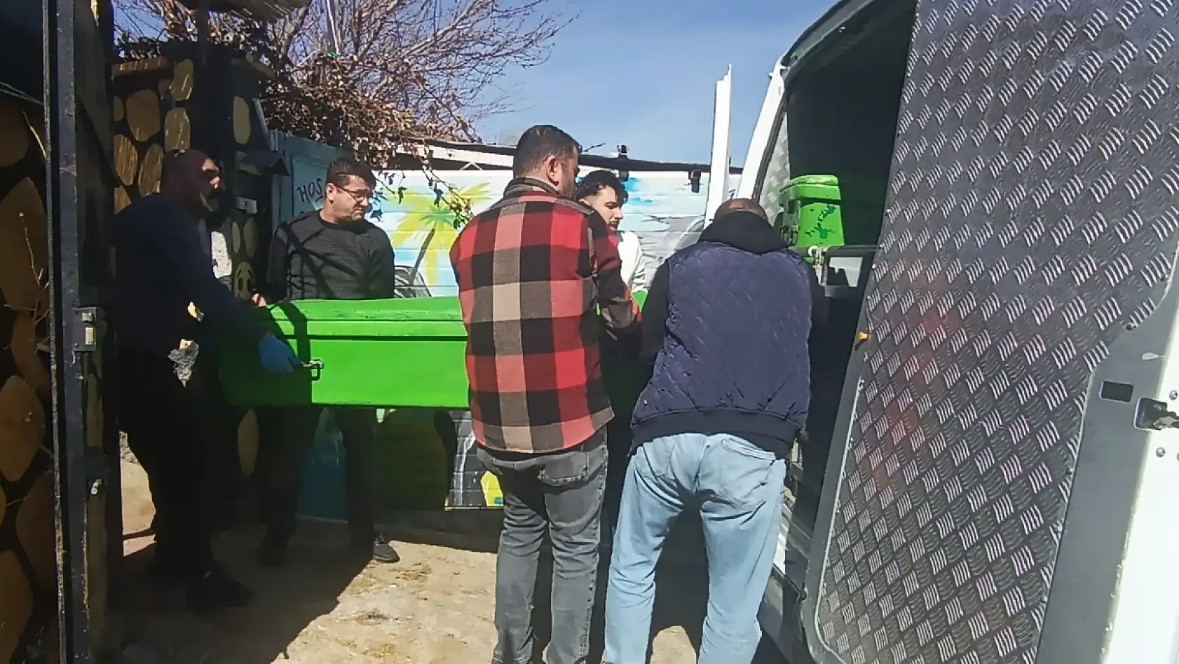 Yabancı uyruklu çoban ahırda ölü bulundu