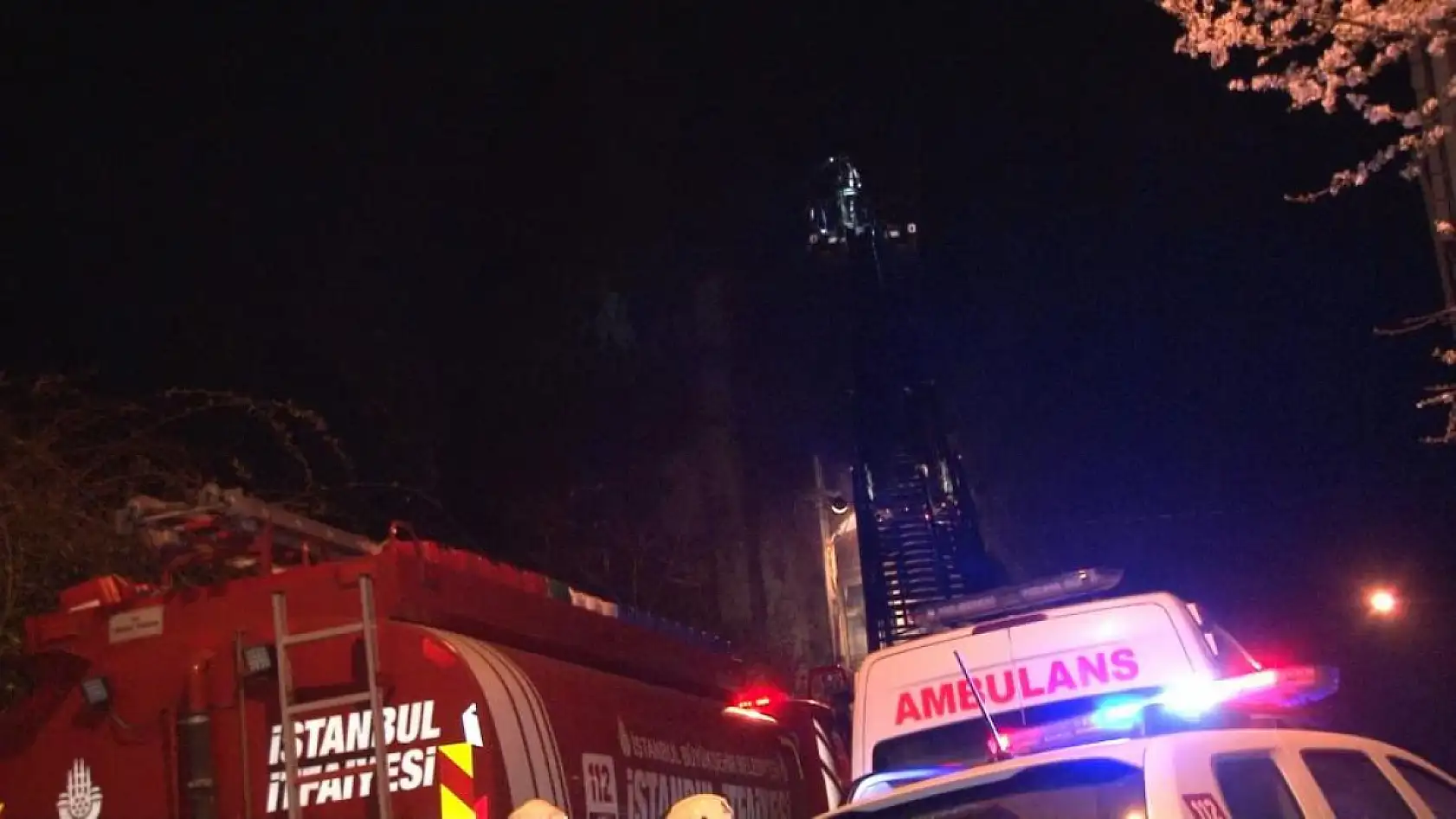 İstanbul'da tarihi Topçu Karakolu alev alev yandı