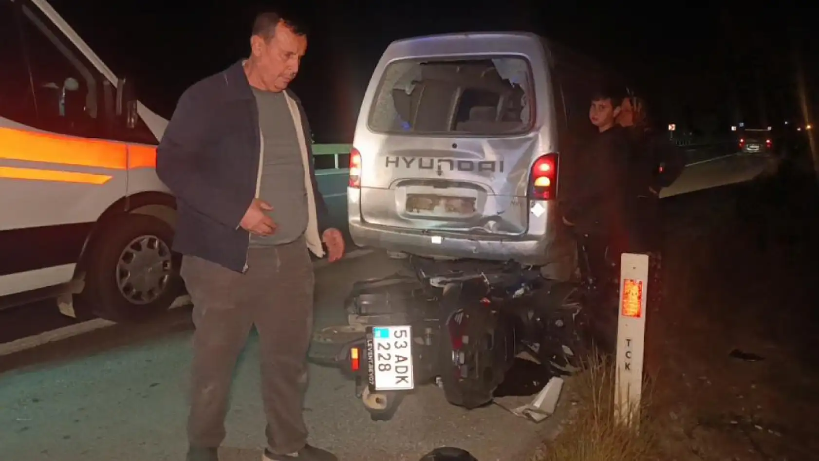 Kaza yapan araca yardım için durdu, arkadan motosiklet çarptı: 5 yaralı
