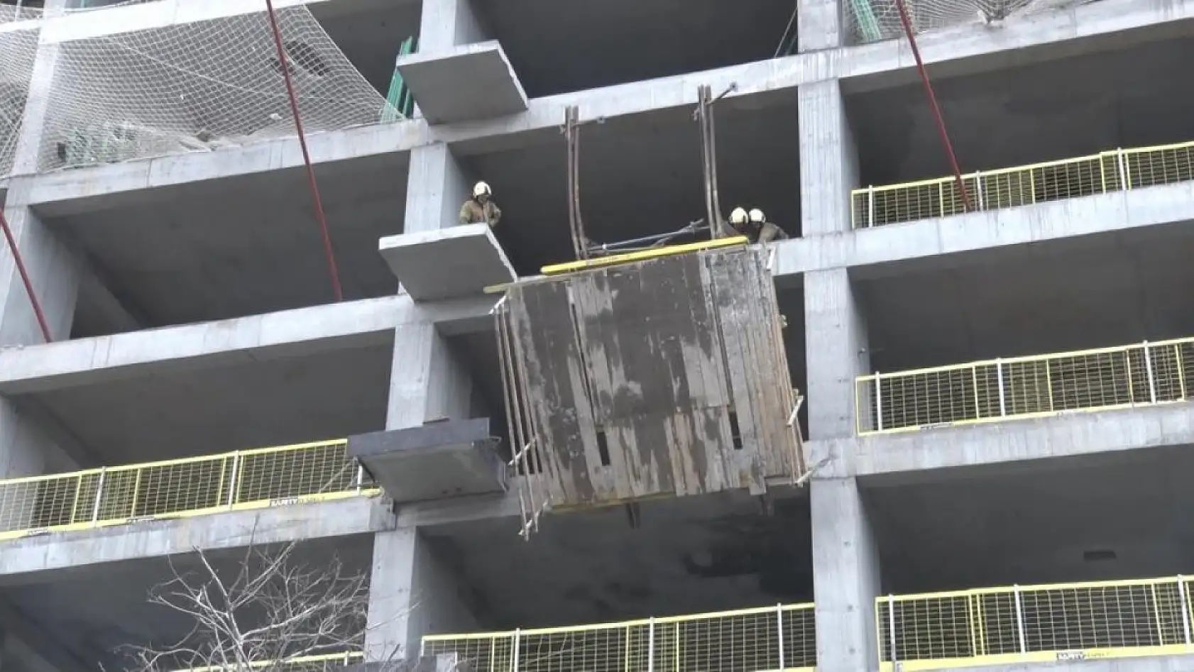 İstanbul'da İnşaat iskelesi çöktü: 2 işçi ağır yaralandı