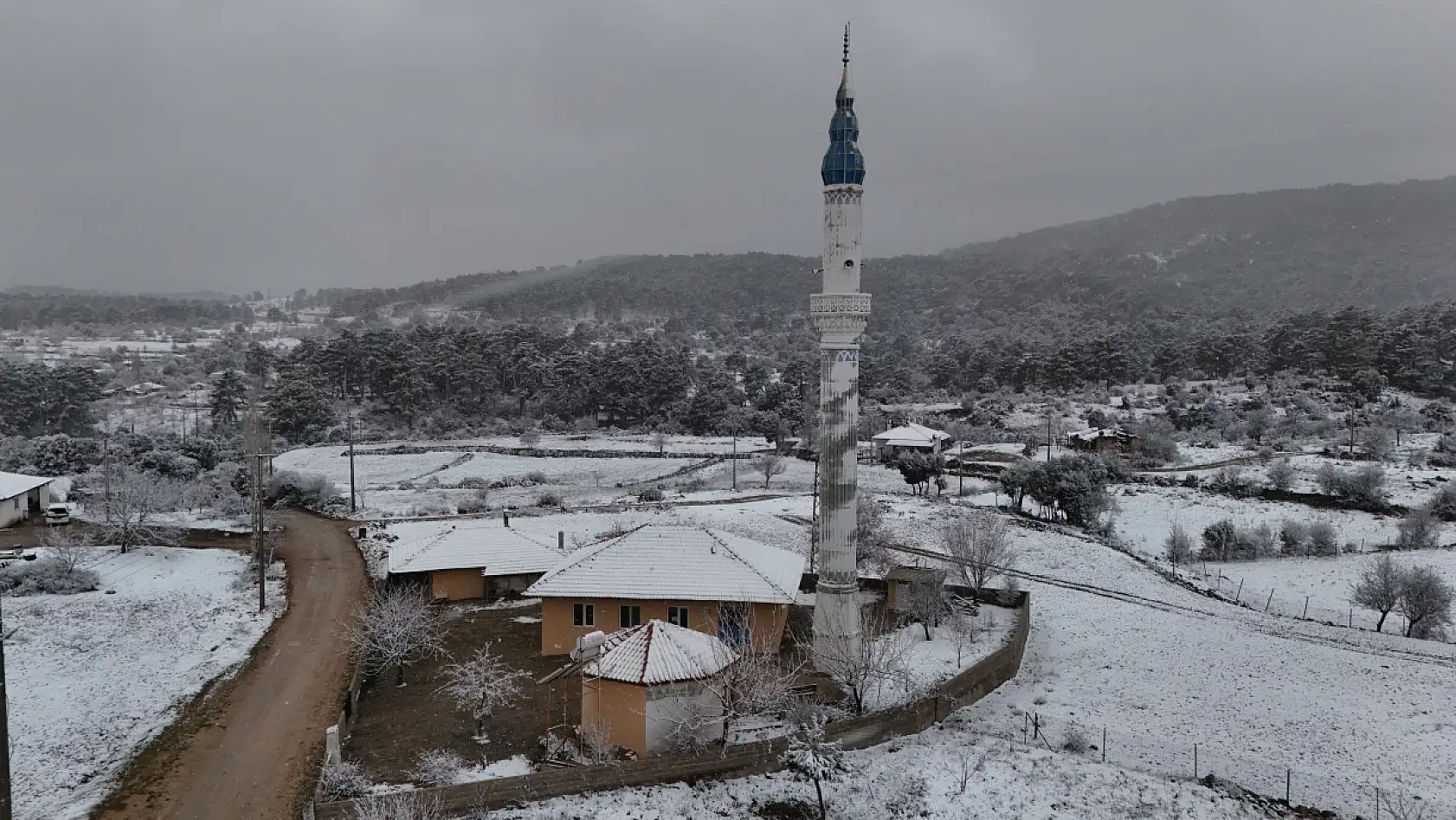Muğla'ya Mart ayında kar sürprizi, bahar ve kış bir arada