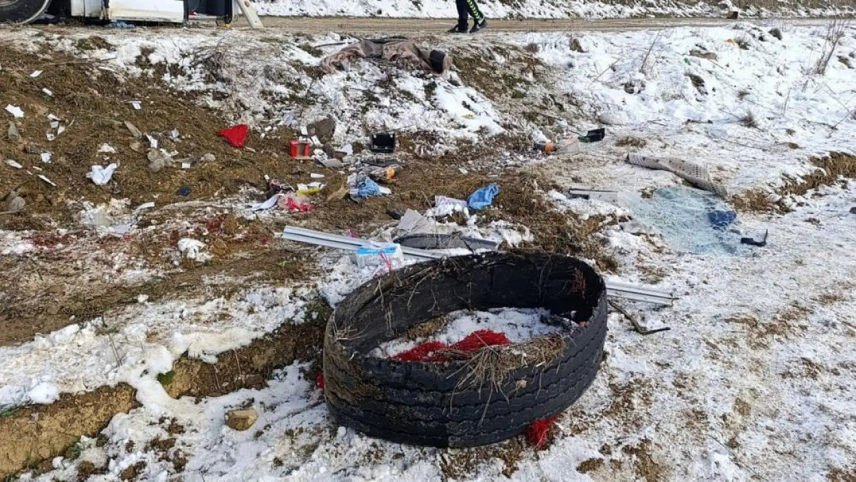 Afyonkarahisar'da yolcu otobüsü devrildi: 1 ölü, 25 yaralı