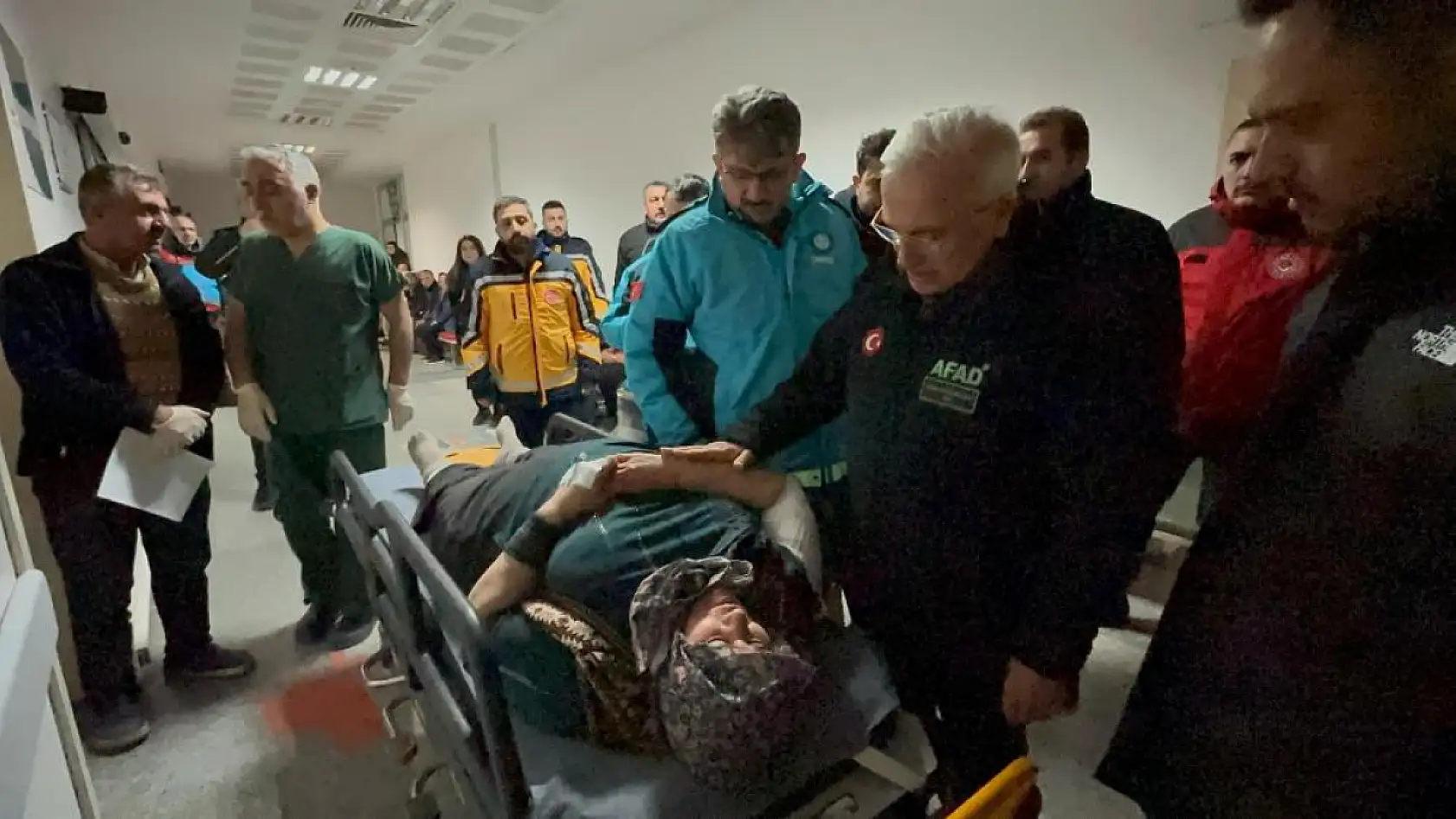 Aksaray'da yolcu otobüsü buzlanma nedeniyle devrildi: 20 yaralı