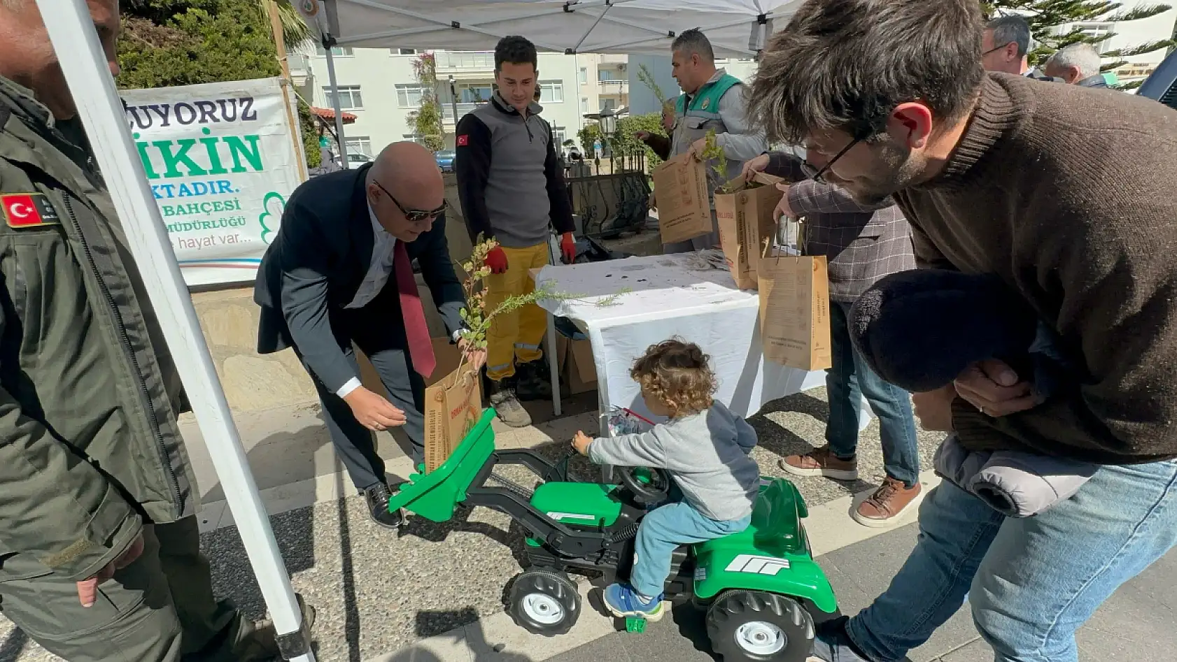 Marmaris'te Dünya Ormancılık Günü'nde binlerce fidan dağıtıldı