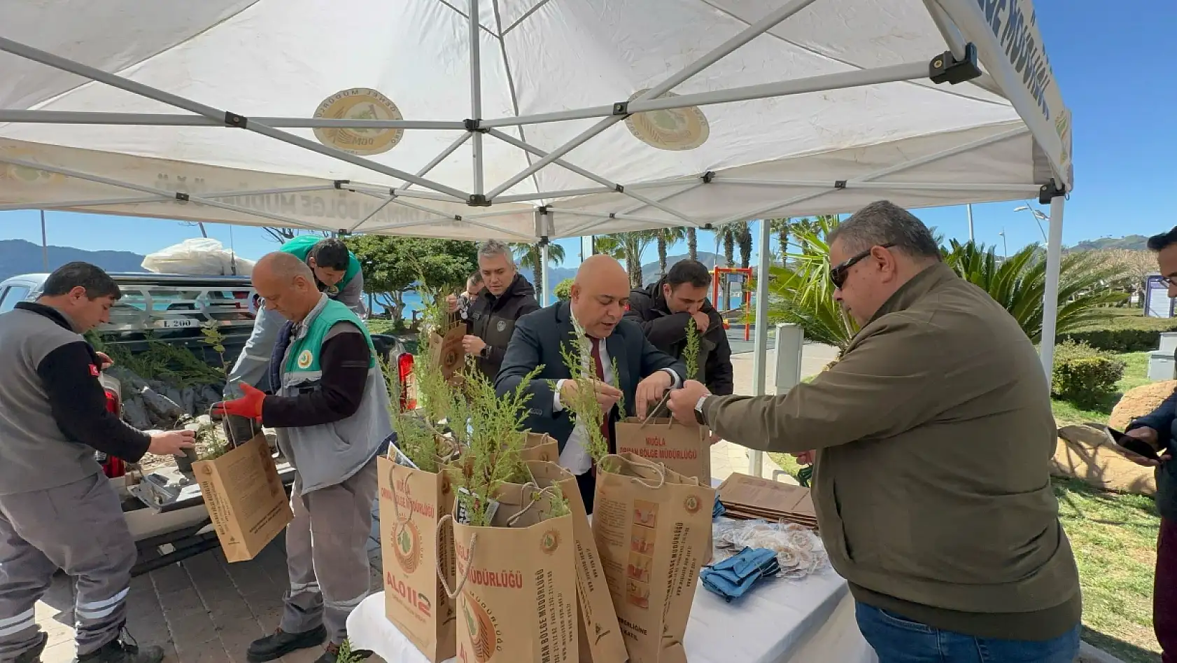 Marmaris'te Dünya Ormancılık Günü'nde binlerce fidan dağıtıldı