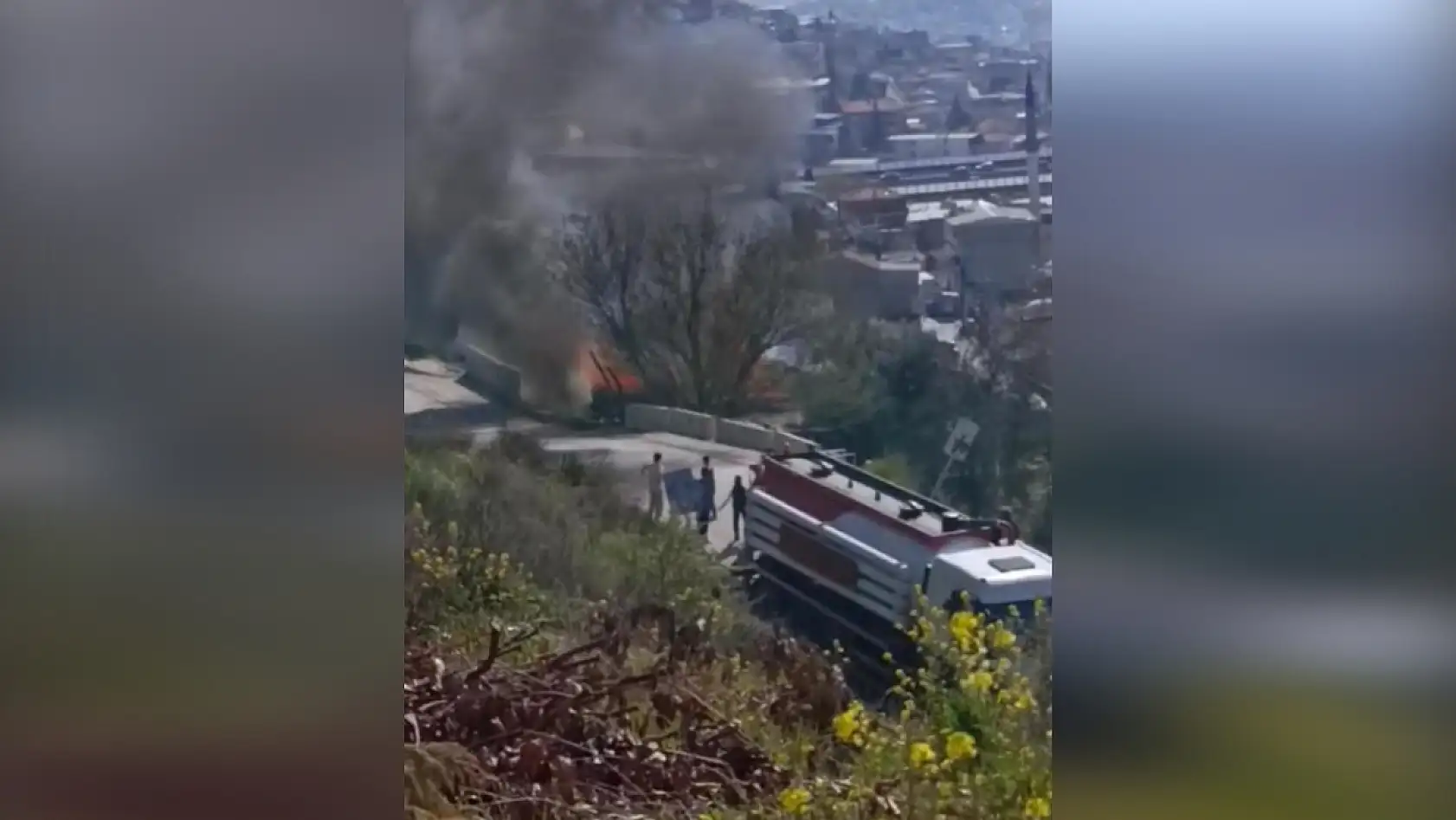 Korkutan yangın! Gecekonduda alevler yükseldi, vatandaşlar sokakları terk etti
