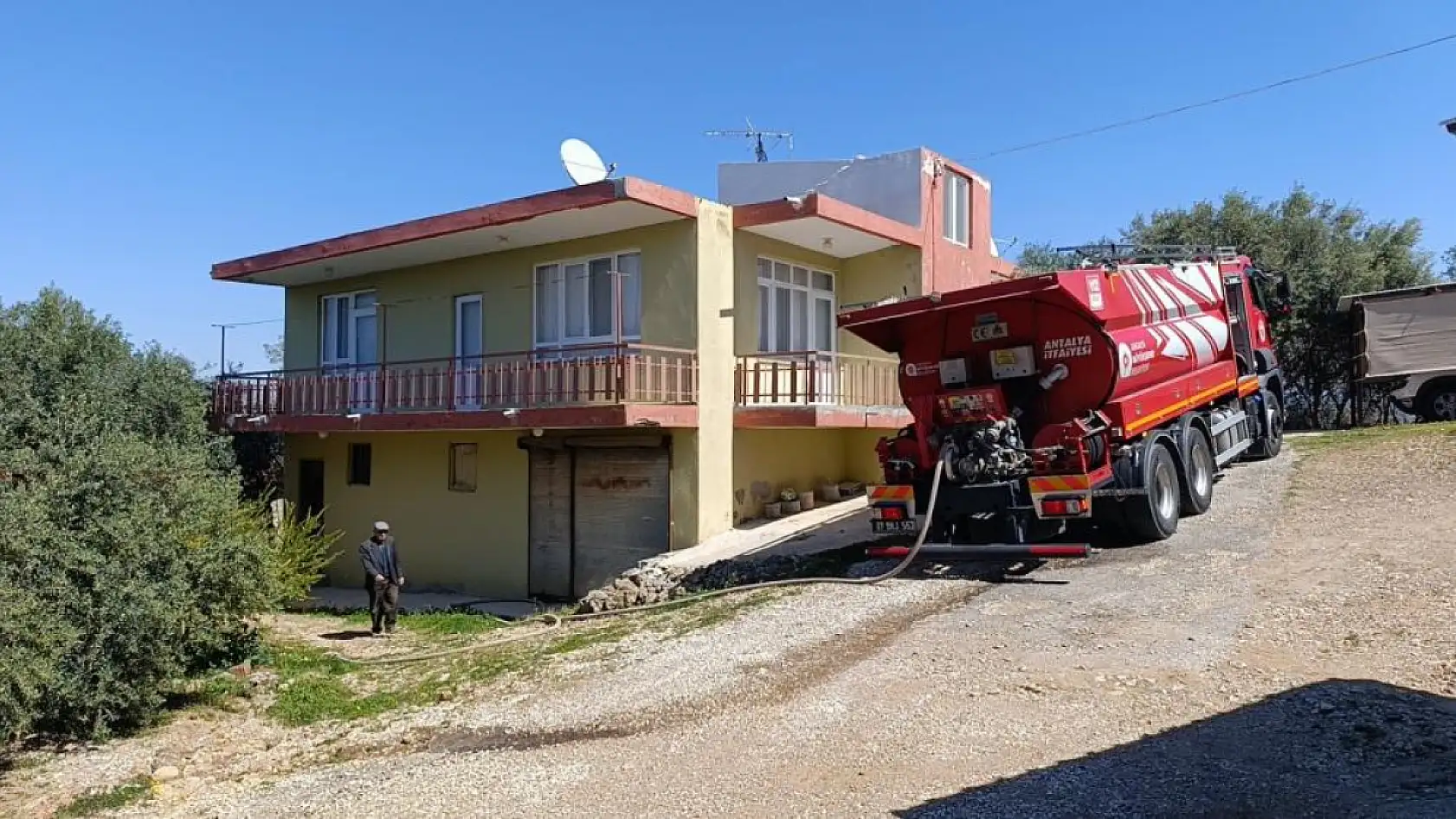 Ağaçlık alanda çıkan yangın, ekiplerin hızlı müdahalesiyle söndürüldü